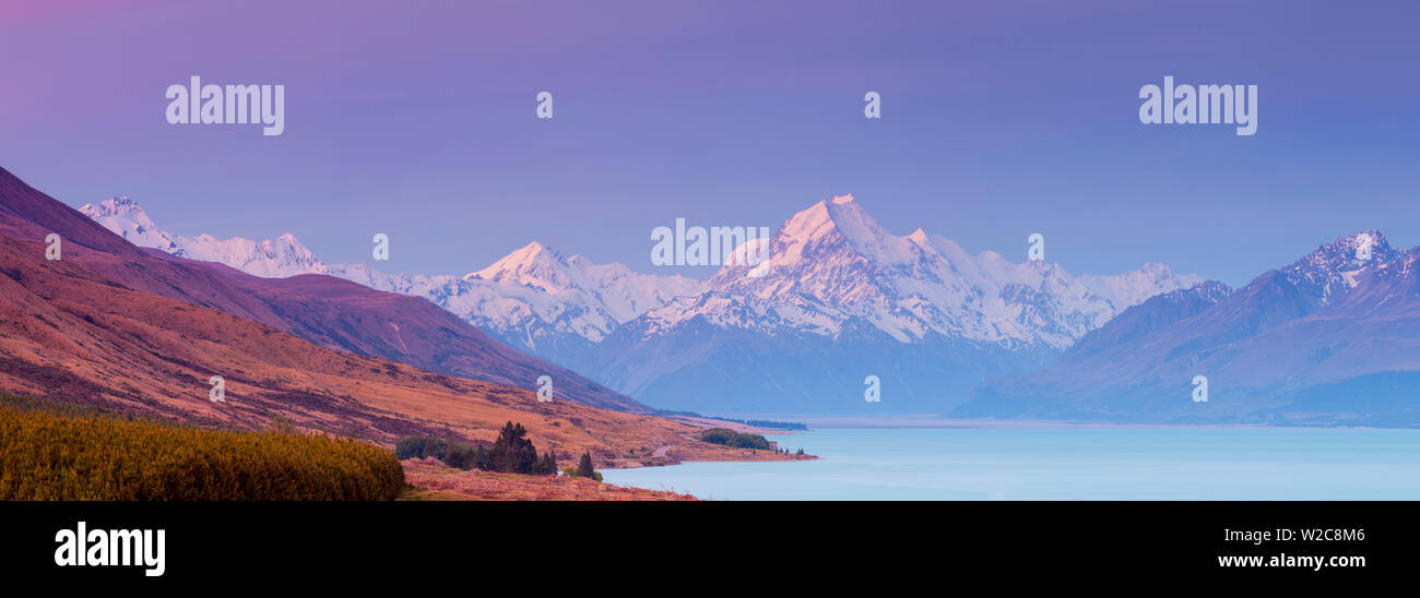 Le Mont Cook (Aoraki) allumé à la tombée de la nuit, le Lac Pukaki, Mackenzie Country, Canterbury, île du Sud, Nouvelle-Zélande Banque D'Images