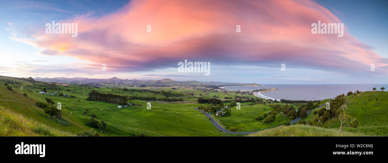 Les formations de nuages spectaculaires sur la ville côtière pittoresque de règlement Karitane, Otago, île du Sud, Nouvelle-Zélande Banque D'Images