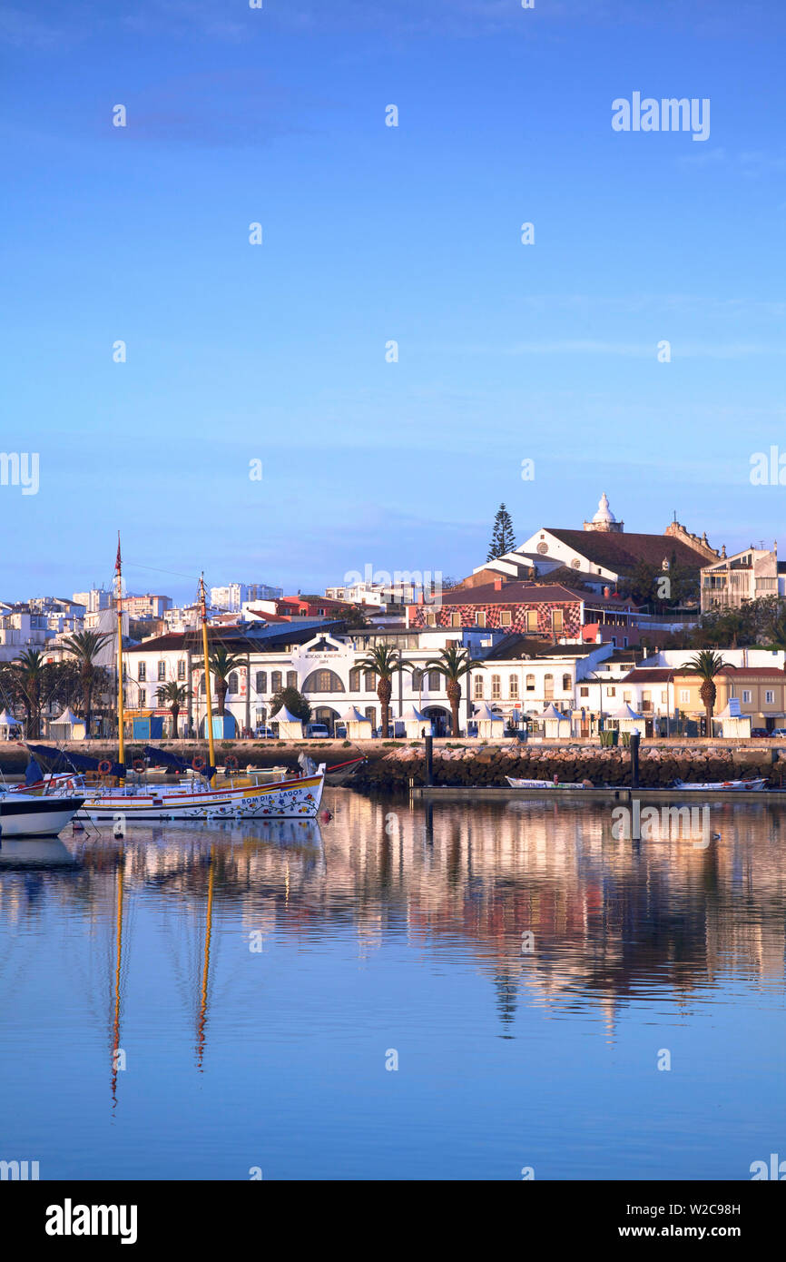 Port de plaisance et de la ville de Lagos, Lagos, Western Algarve, Algarve, Portugal, Europe Banque D'Images