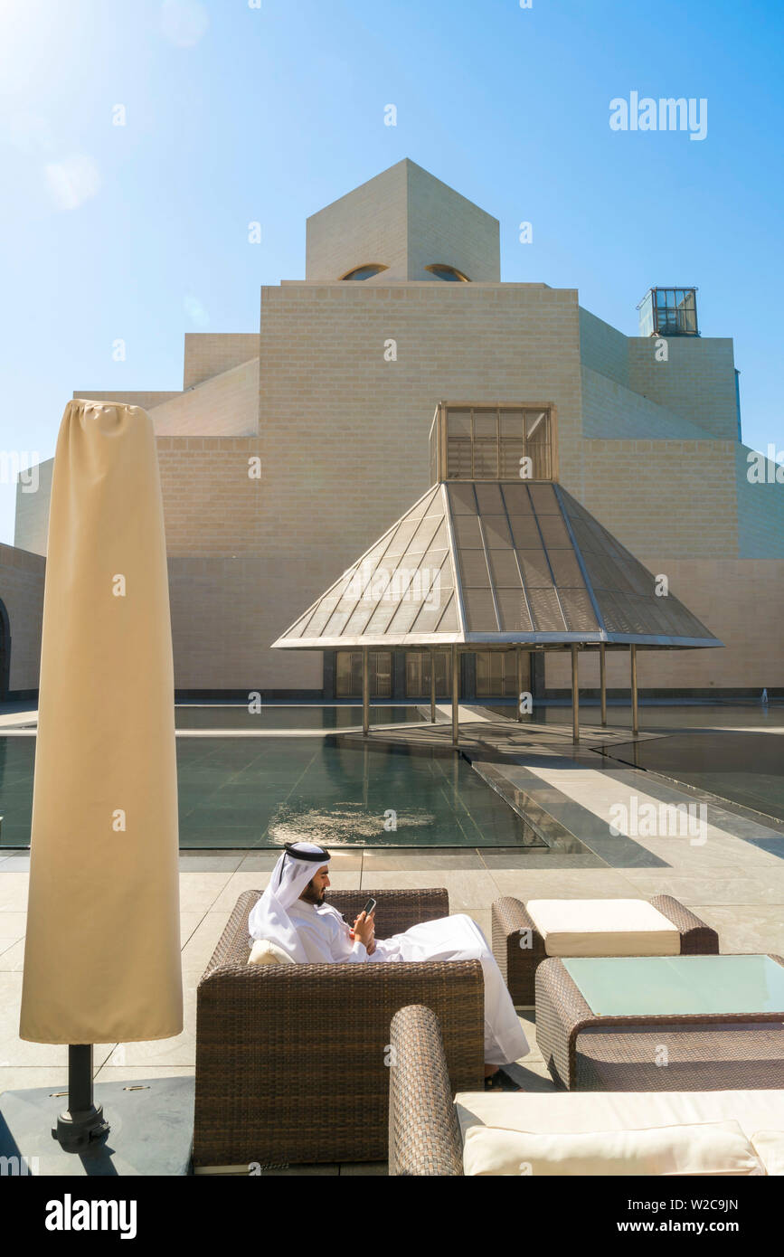 L'homme arabe sur téléphone mobile, Musée d'Art Islamique, Doha, Qatar Banque D'Images