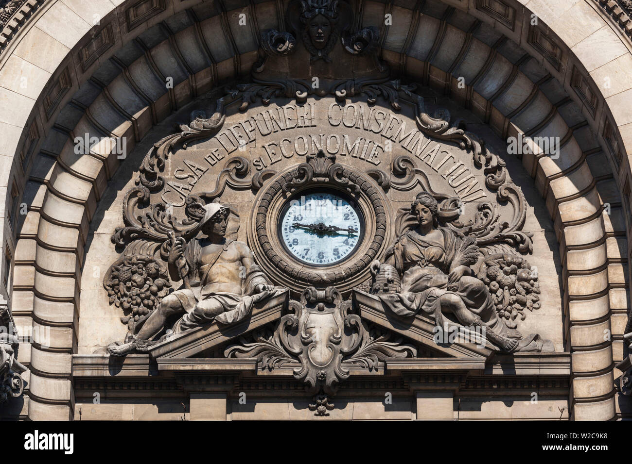 Roumanie, Bucarest, Vieille Ville Lipscani, CEC Bank Palace, extérieur, d'une horloge Banque D'Images