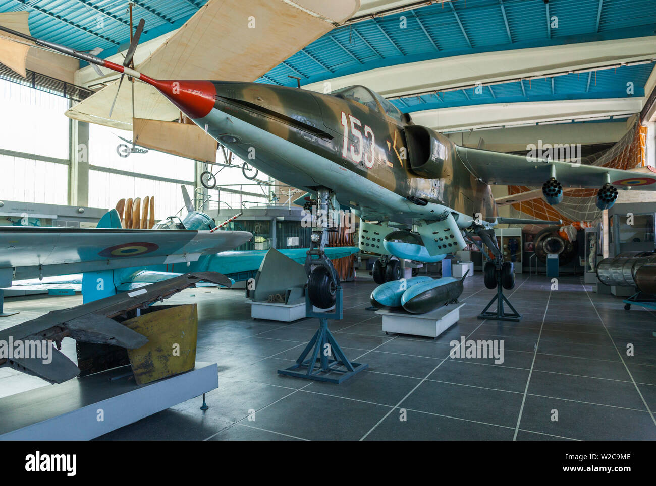 Roumanie, Bucarest, Musée Militaire National, Roumain-construit, à l'époque de la guerre froide, l'IAR-93 Vautour, des avions d'attaque au sol Banque D'Images
