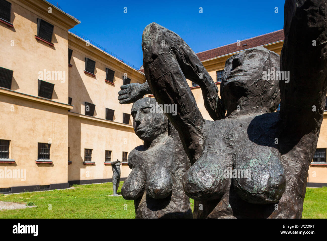 La Roumanie, la Région de Maramures, Sighetu Marmatei, mémorial aux victimes du communisme et de la résistance, installé dans l'ancienne prison politique, des statues dans la cour intérieure de la prison Banque D'Images