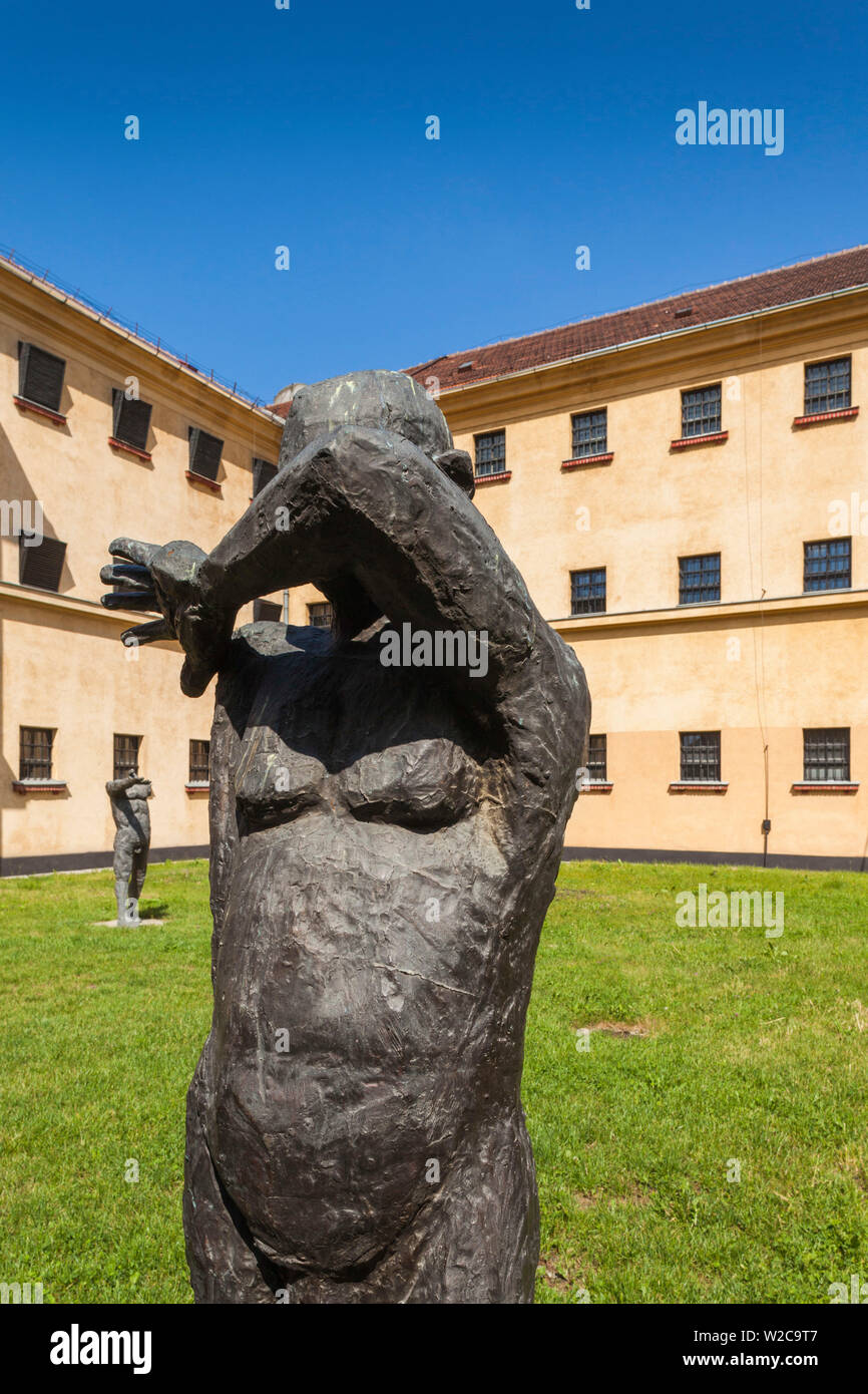 La Roumanie, la Région de Maramures, Sighetu Marmatei, mémorial aux victimes du communisme et de la résistance, installé dans l'ancienne prison politique, des statues dans la cour intérieure de la prison Banque D'Images