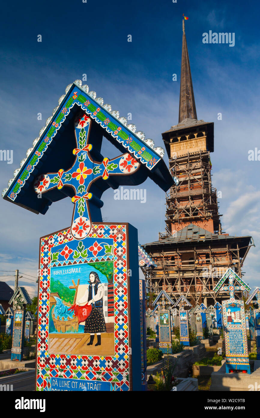 Roumanie, le Maramures, région, le Cimetière Joyeux de Sapanta collectible handcarved avec pierres tombales avec des histoires amusantes sur les infiltrés Banque D'Images