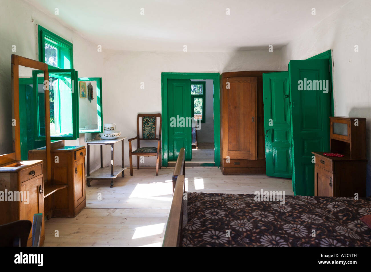 La Roumanie, la Région de Maramures, Sighetu Marmatei, Maramures Village Museum, bâtiments de ferme traditionnelle en bois, house interior Banque D'Images