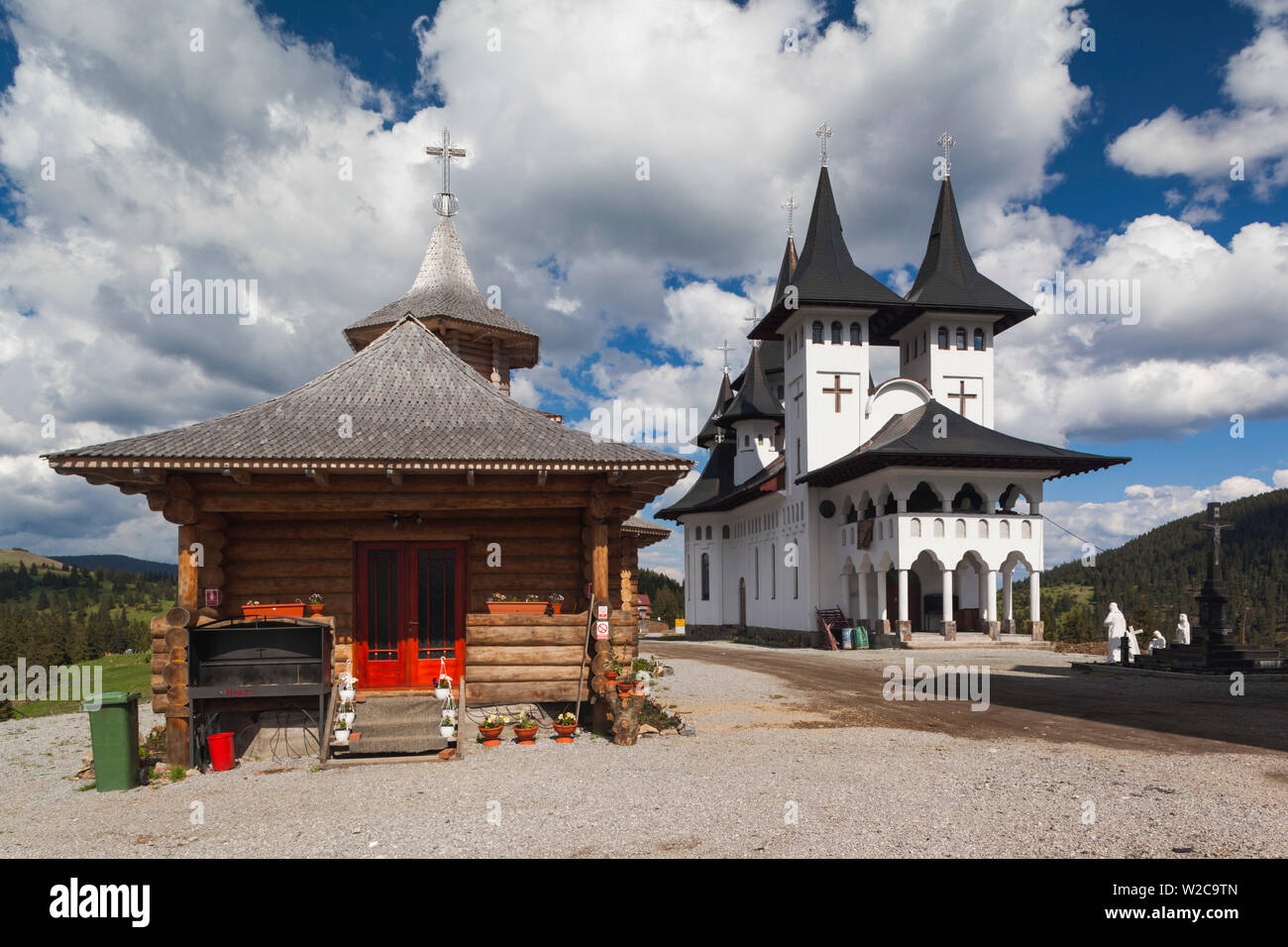 Roumanie, le Maramures, région parc national des Monts Rodna, Col Prislop, monastère orthodoxe Banque D'Images