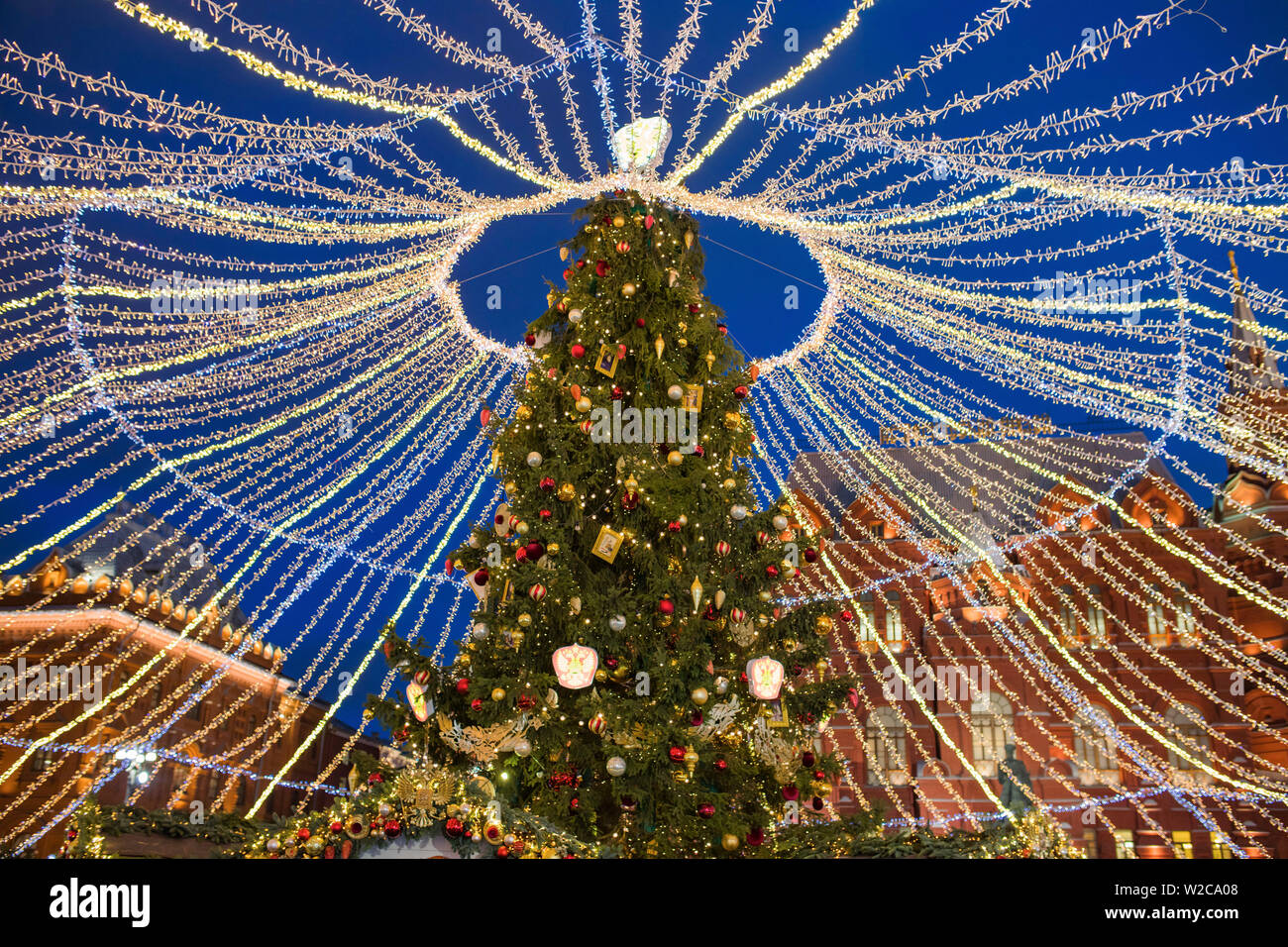 Manege square, la décoration et l'éclairage pour le Nouvel An et les vacances de Noël dans la nuit, Moscou, Russie Banque D'Images