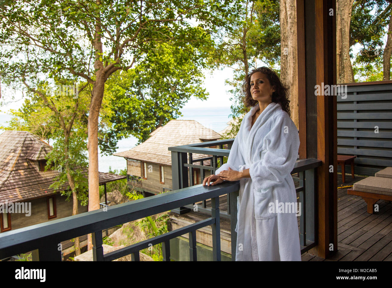 Jeune femme à partir de l'hôtel Balcony Mahe, Seychelles Banque D'Images