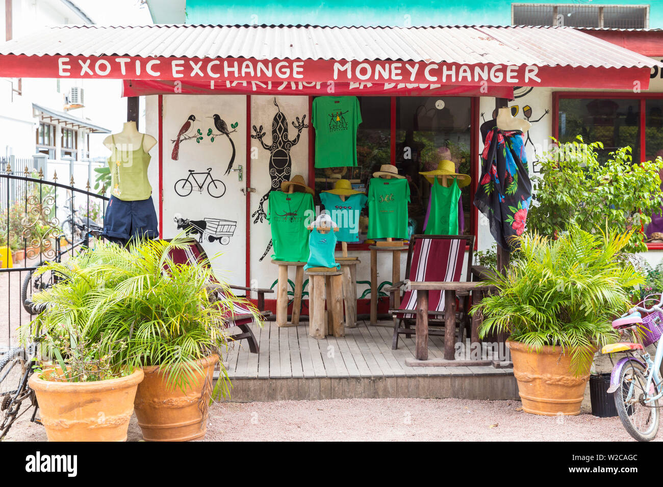 LSmall boutique vendant des maillots de bain, une digue, Seychelles Banque D'Images
