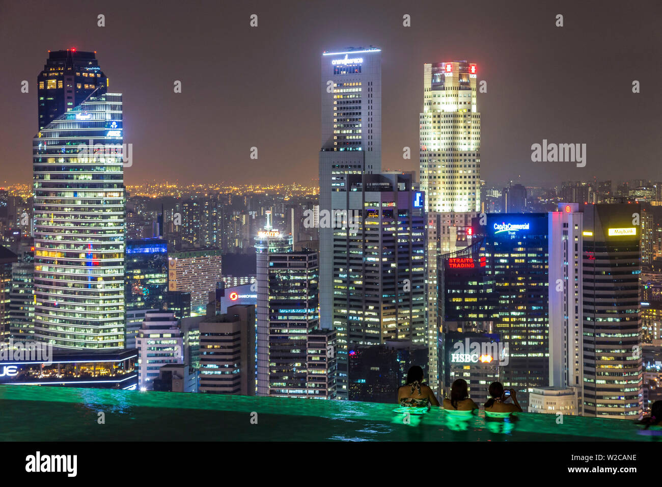 Piscine à débordement & Singapour skyline at Dusk, Marina Bay Sands Hotel, Singapore Banque D'Images