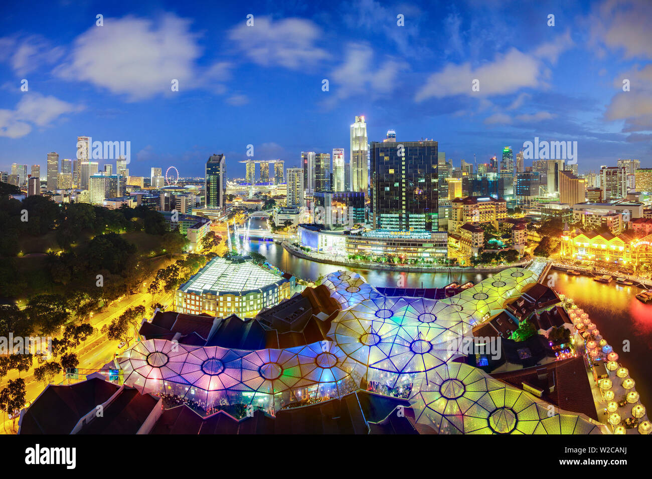 L'Asie du Sud Est, Singapour, augmentation de la vue sur le quartier des divertissements de Clarke Quay, la rivière Singapour et sur les toits de la ville Banque D'Images