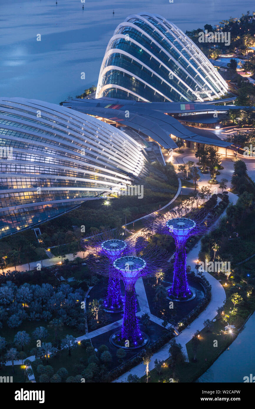 Singapour, augmentation de la vue sur les jardins de la baie avec la Piscine Jardin botanique de la forêt de nuages et de fleurs Dome, Dawn Banque D'Images