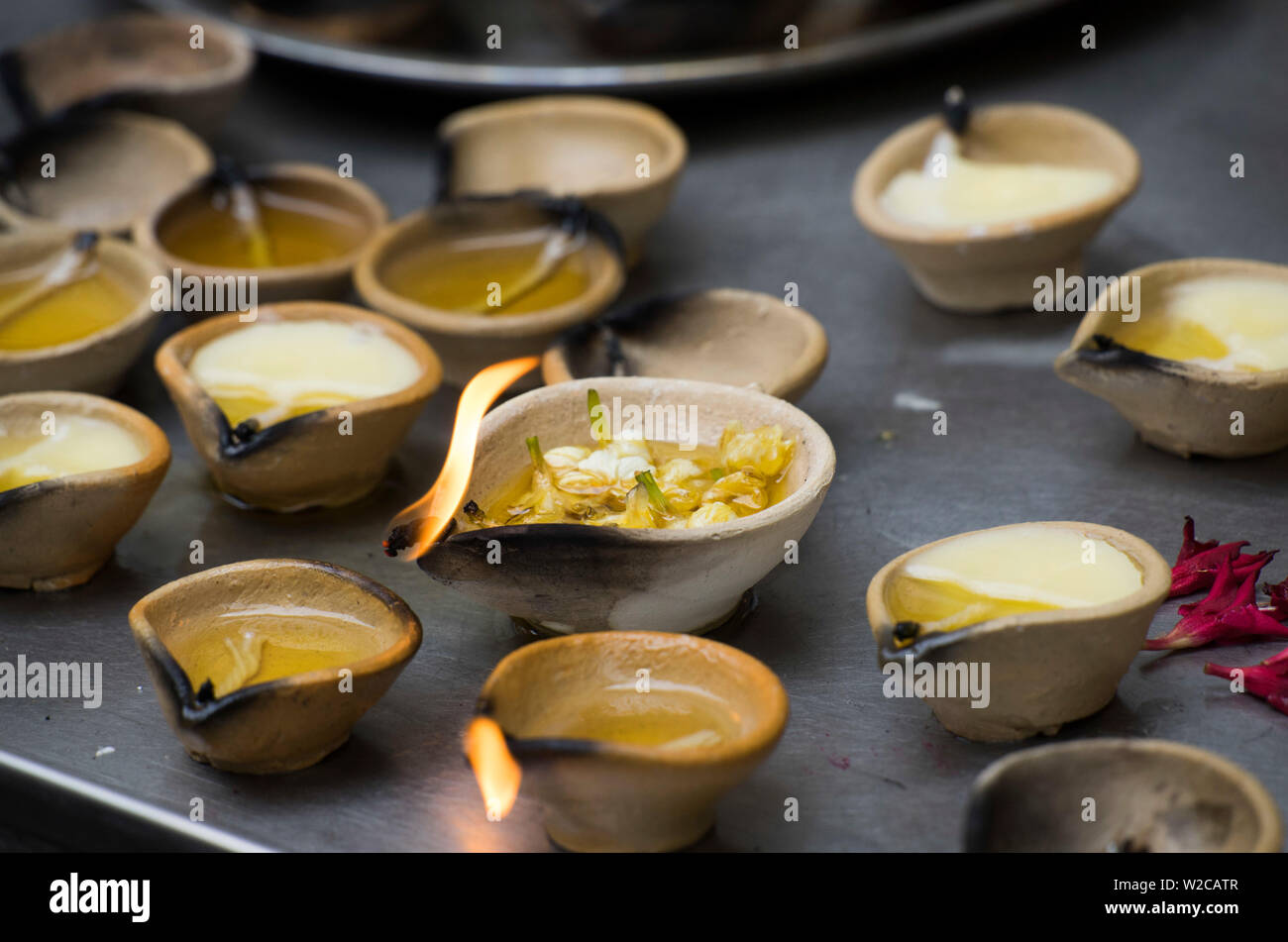 Singapour, Little India, Sri Veeramakaliamman Temple Hindou, bougies votives Banque D'Images