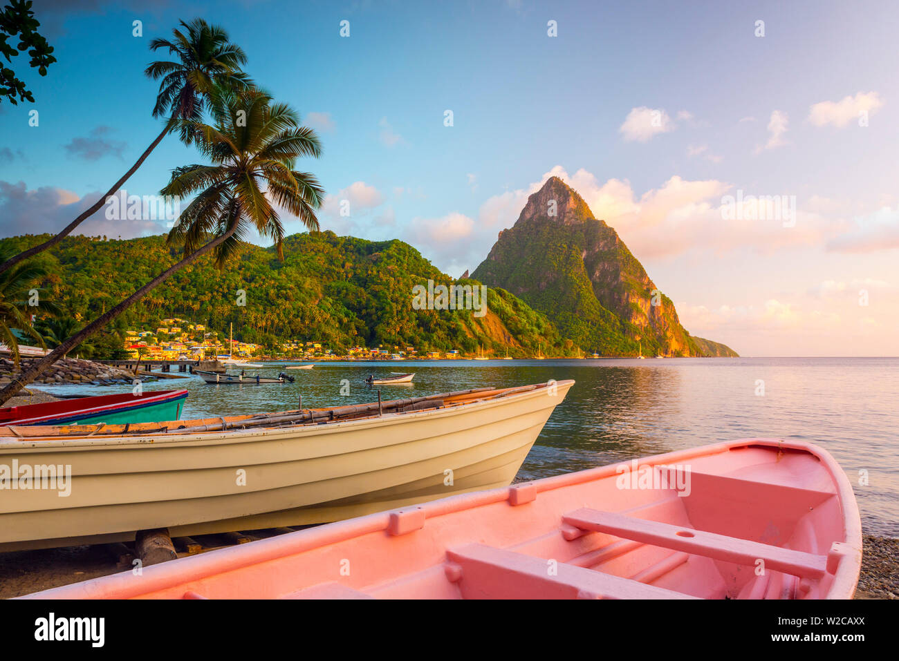 Caraïbes, St Lucia, Soufriere, Soufriere Bay, la plage de Soufrière et Petit Piton (Site du patrimoine mondial de l'UNESCO), les bateaux de pêche traditionnels Banque D'Images