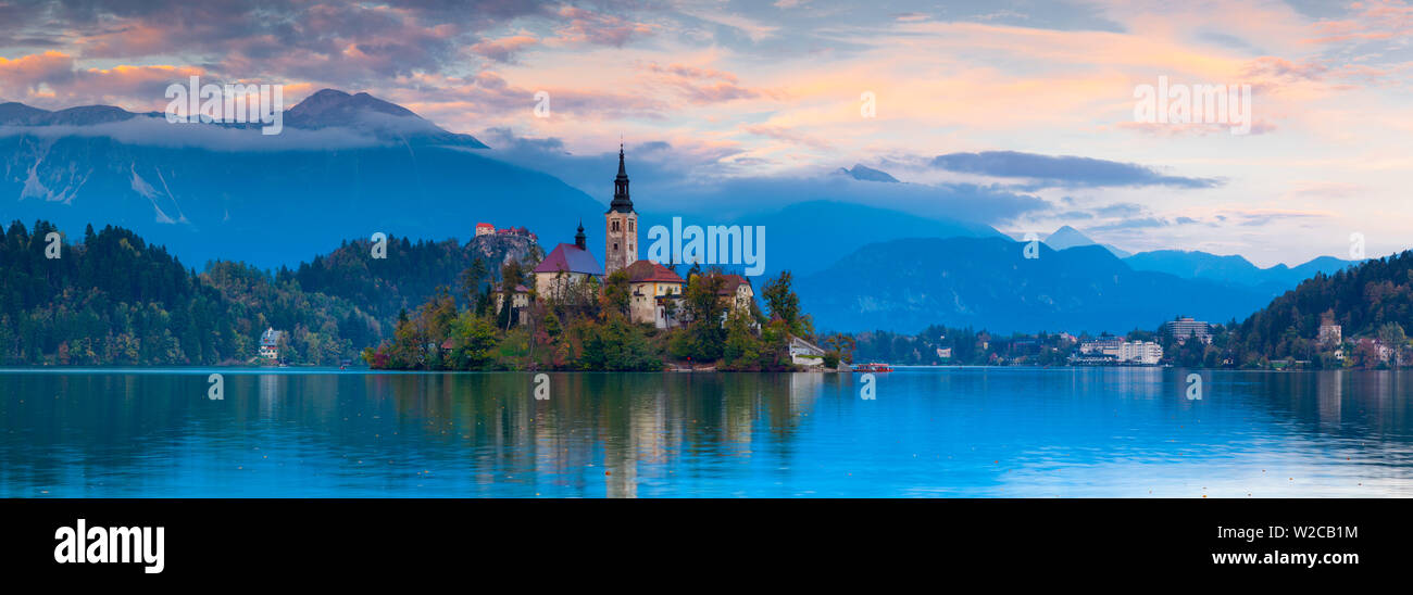 L'île de Bled (Blejski Otok) avec l'église de l'Assomption (Cerkev Marijinega vnebovzetja) au coucher du soleil, le lac de Bled, Bled, Haute-Carniole, Alpes Juliennes, en Slovénie Banque D'Images