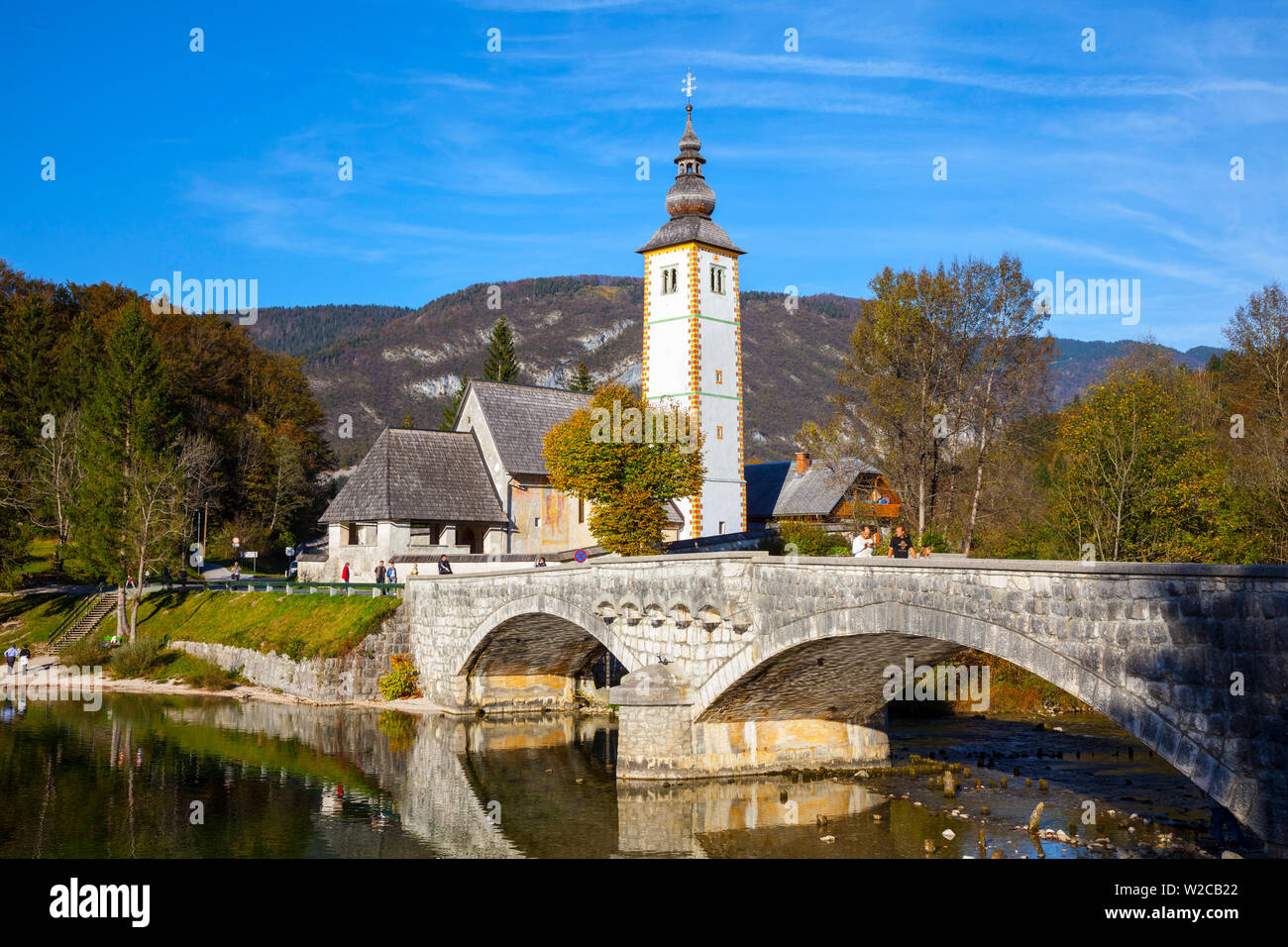 Lac de Bohinj & l'église Saint Jean Baptiste, le parc national du Triglav, en Slovénie Banque D'Images