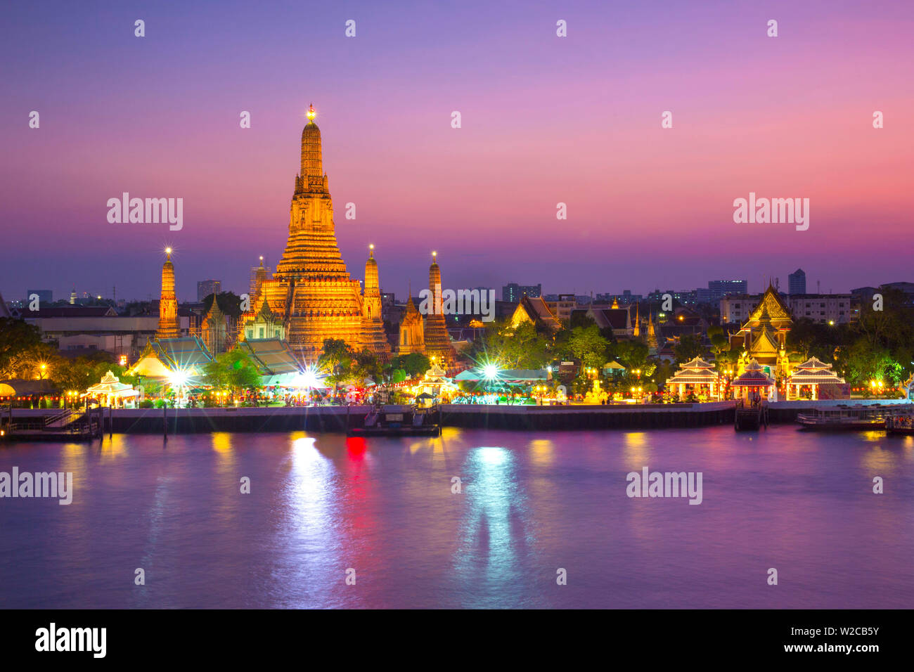 Temple de l'aube (Wat Arun) et Bangkok, Thaïlande Banque D'Images