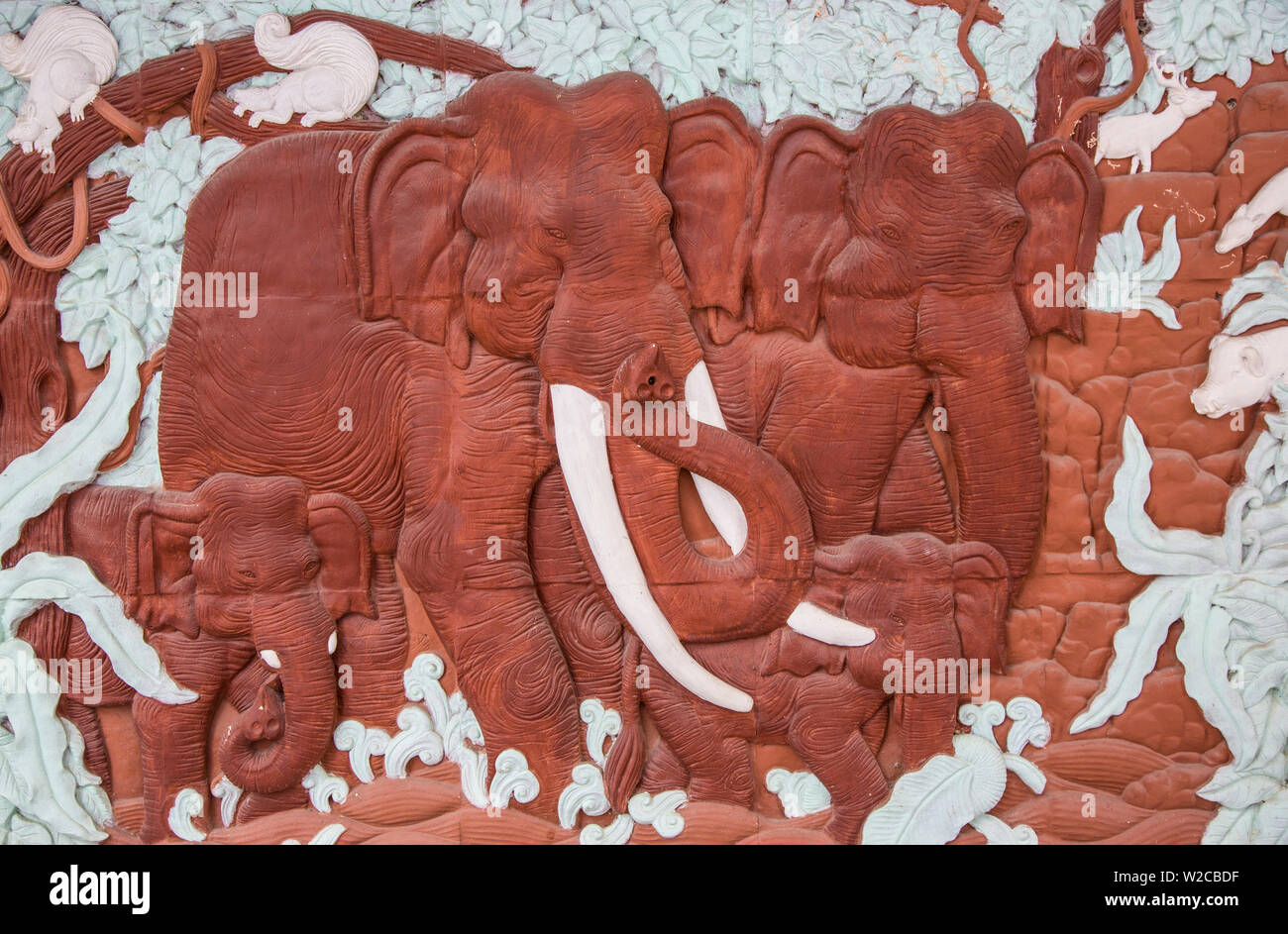 Sculpture d'éléphants au Wat, de Khunaram Koh Samui, Thaïlande Banque D'Images