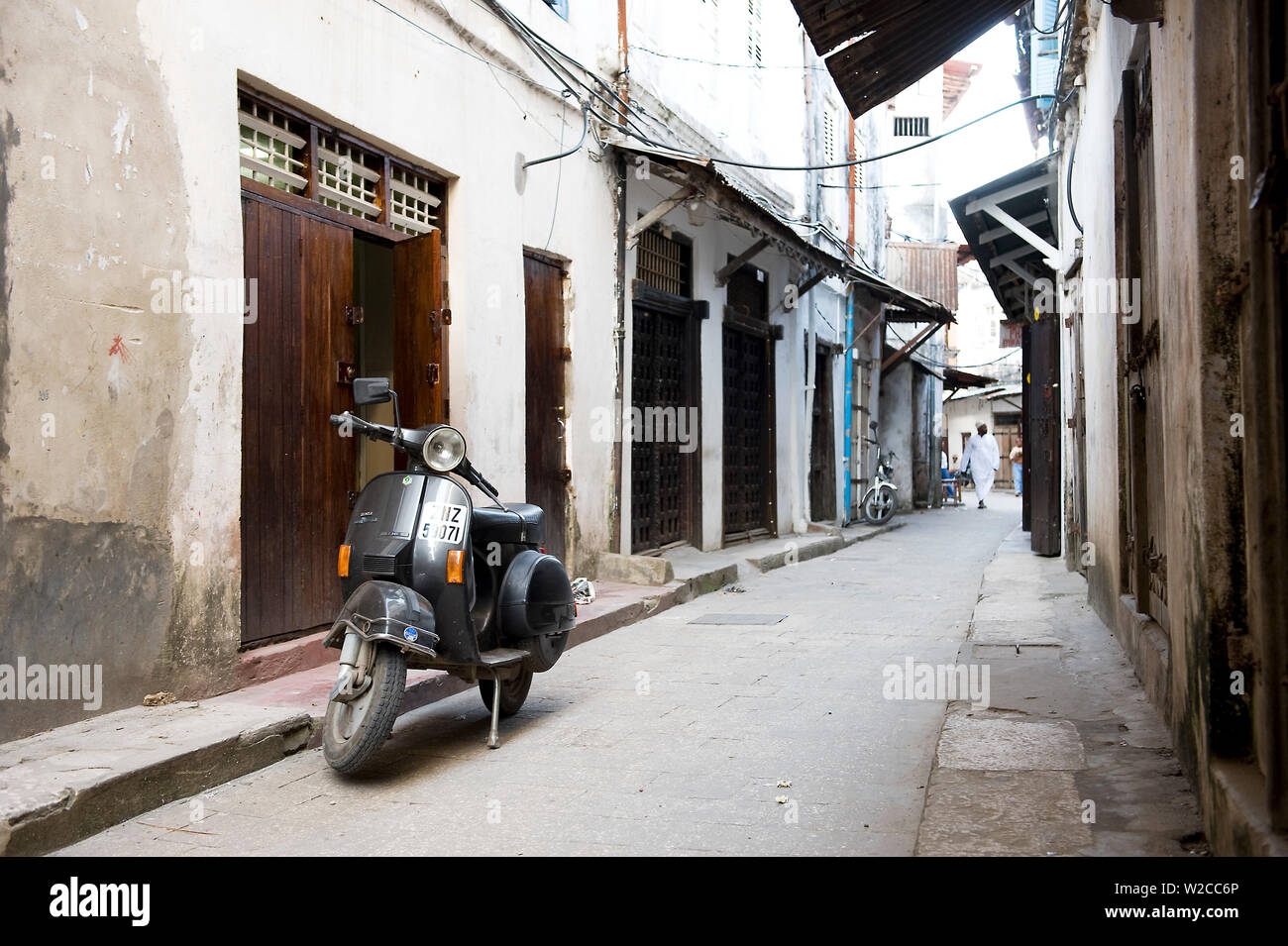 Scène de rue à Stone Town avec un cyclomoteur, Unguja, l'île de l'archipel de Zanzibar, Tanzanie Banque D'Images