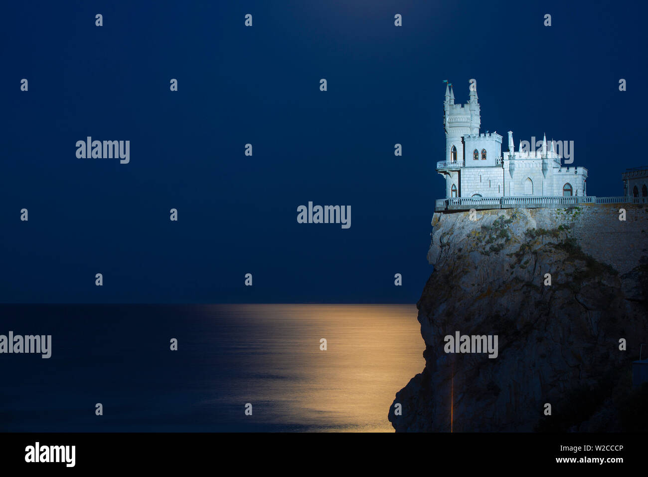 L'Ukraine, Crimée, Yalta, Gaspra, Pleine lune sur brille au-dessus du nid d'Hirondelle château perché sur Clff Aurora Banque D'Images