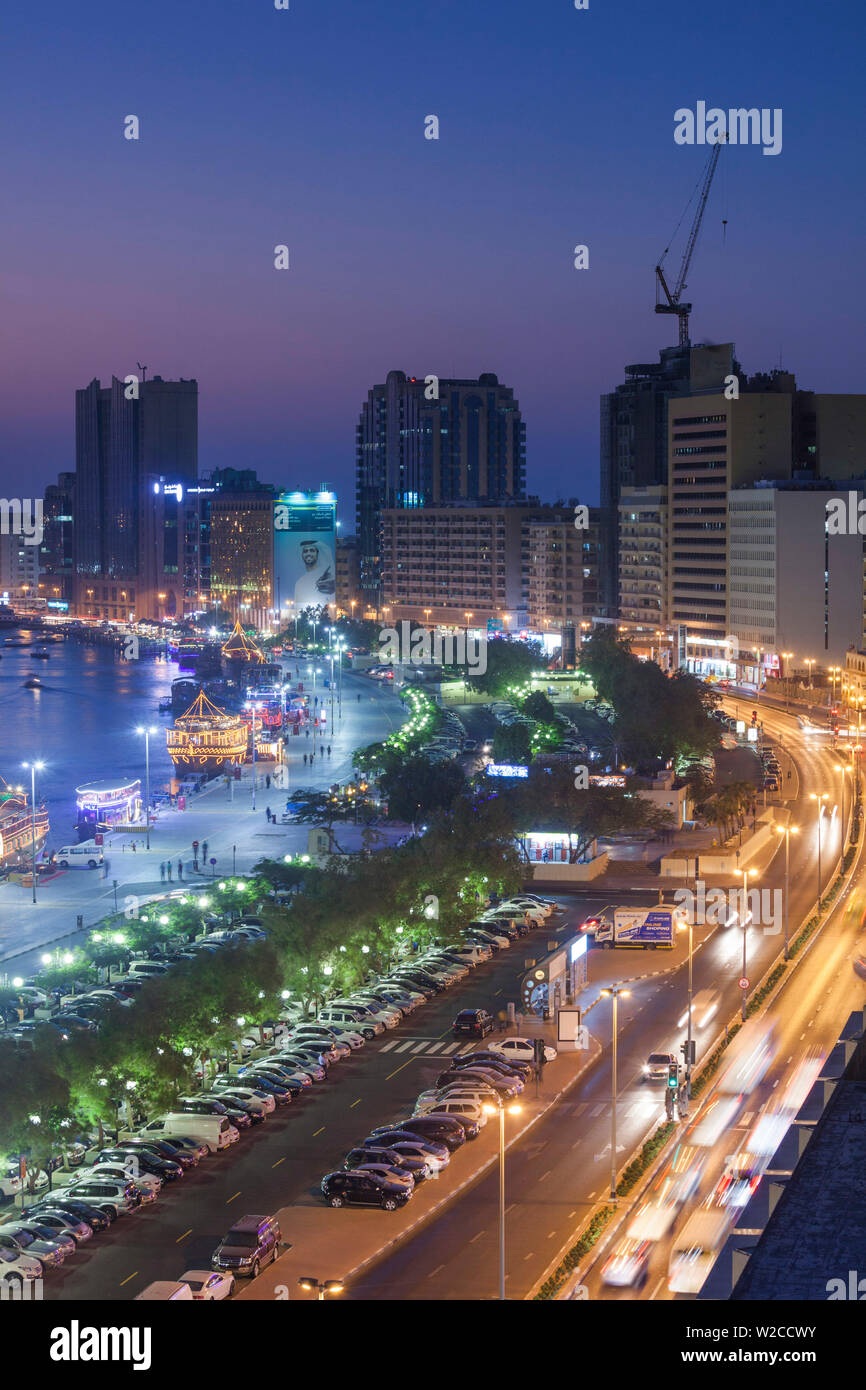 Émirats Arabes Unis, Dubai, Deira, elevated view de la Crique de Dubaï, dusk Banque D'Images