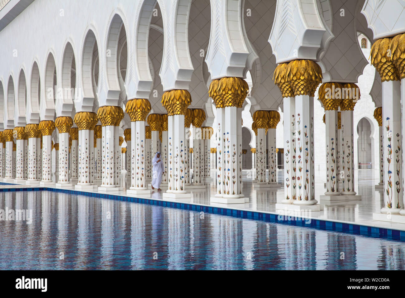 Emirats arabes unis, Abu Dhabi, Grande Mosquée de Sheikh Zayed, des colonnes dorées et miroir d'eau Banque D'Images