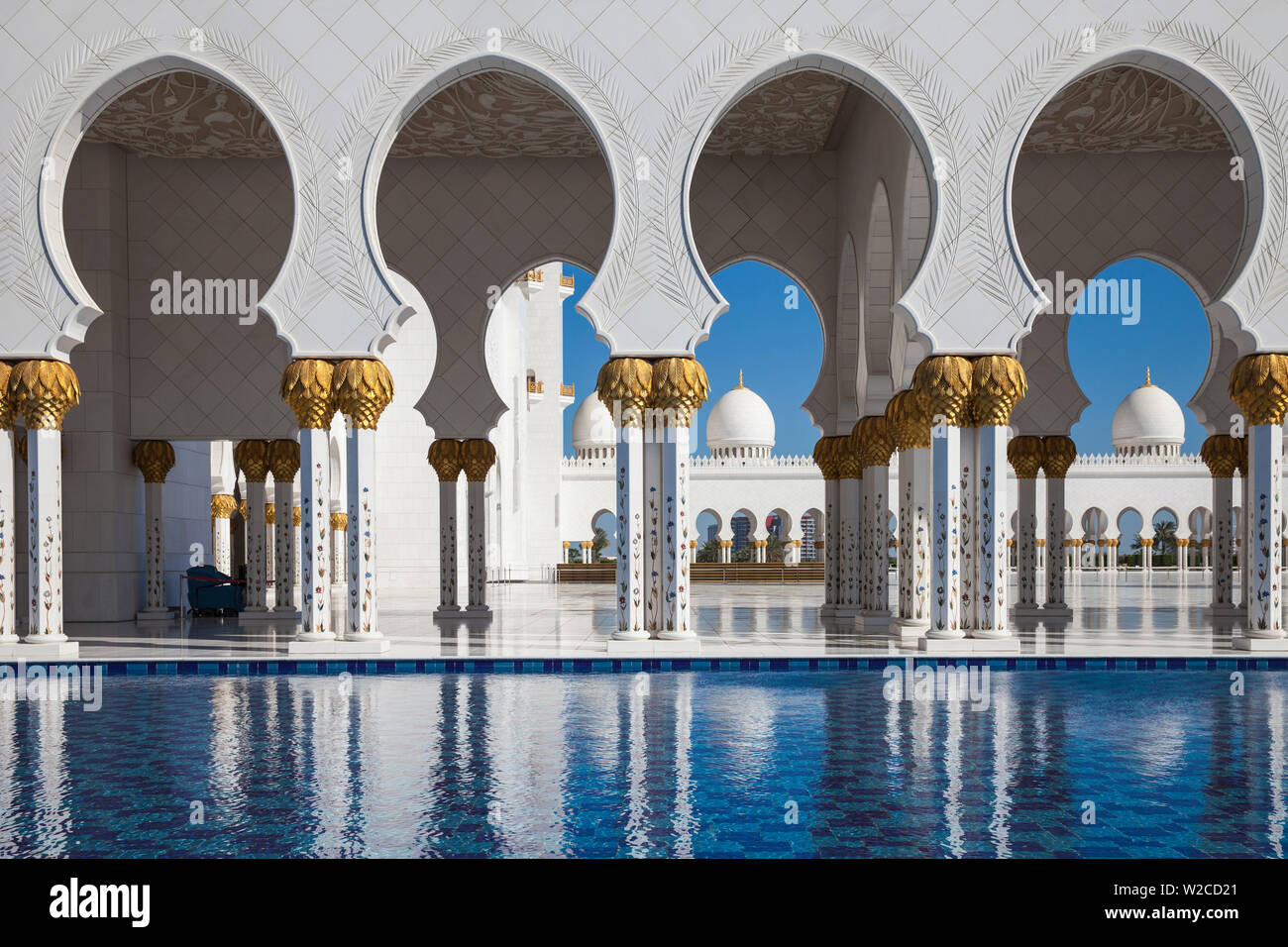 Emirats arabes unis, Abu Dhabi, Grande Mosquée de Sheikh Zayed, des colonnes dorées et miroir d'eau Banque D'Images
