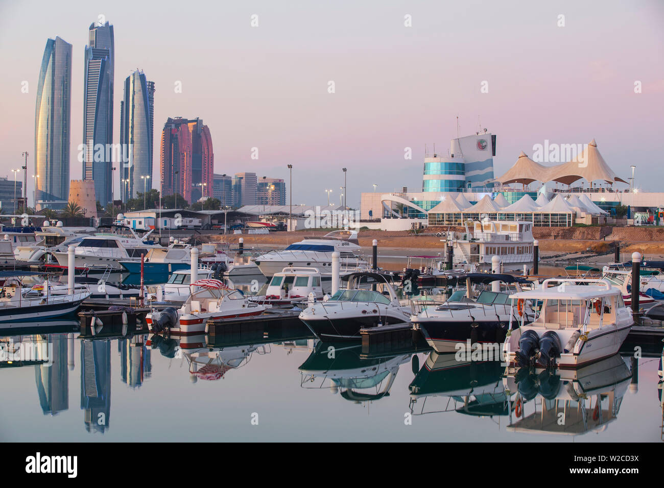 Emirats arabes unis, Abu Dhabi, vue sur la marina et sur les toits de la ville à l'égard Etihad Towers et à droite l'Abu Dhabi International Marine Sports Club Banque D'Images