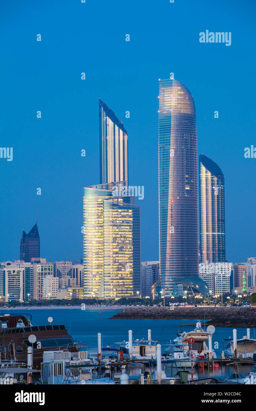 Emirats arabes unis, Abu Dhabi, vue sur la marina et sur les toits de la ville en direction de la Corniche Banque D'Images