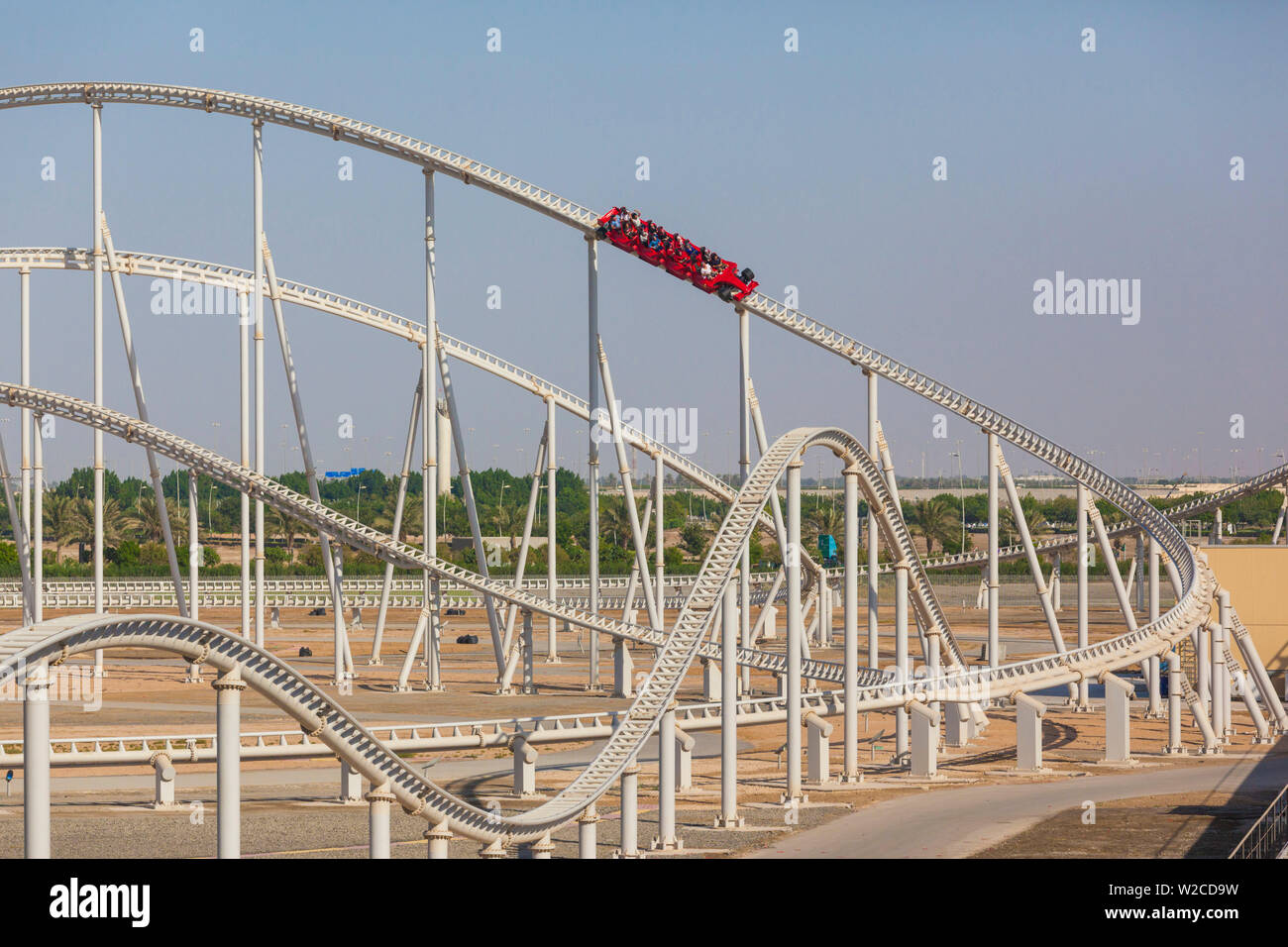 Émirats arabes unis, Abu Dhabi, Yas Island, parc d'attractions Ferrari  World Formule, Rosso, roller coaster le plus rapide du monde à 240 km/h  Photo Stock - Alamy