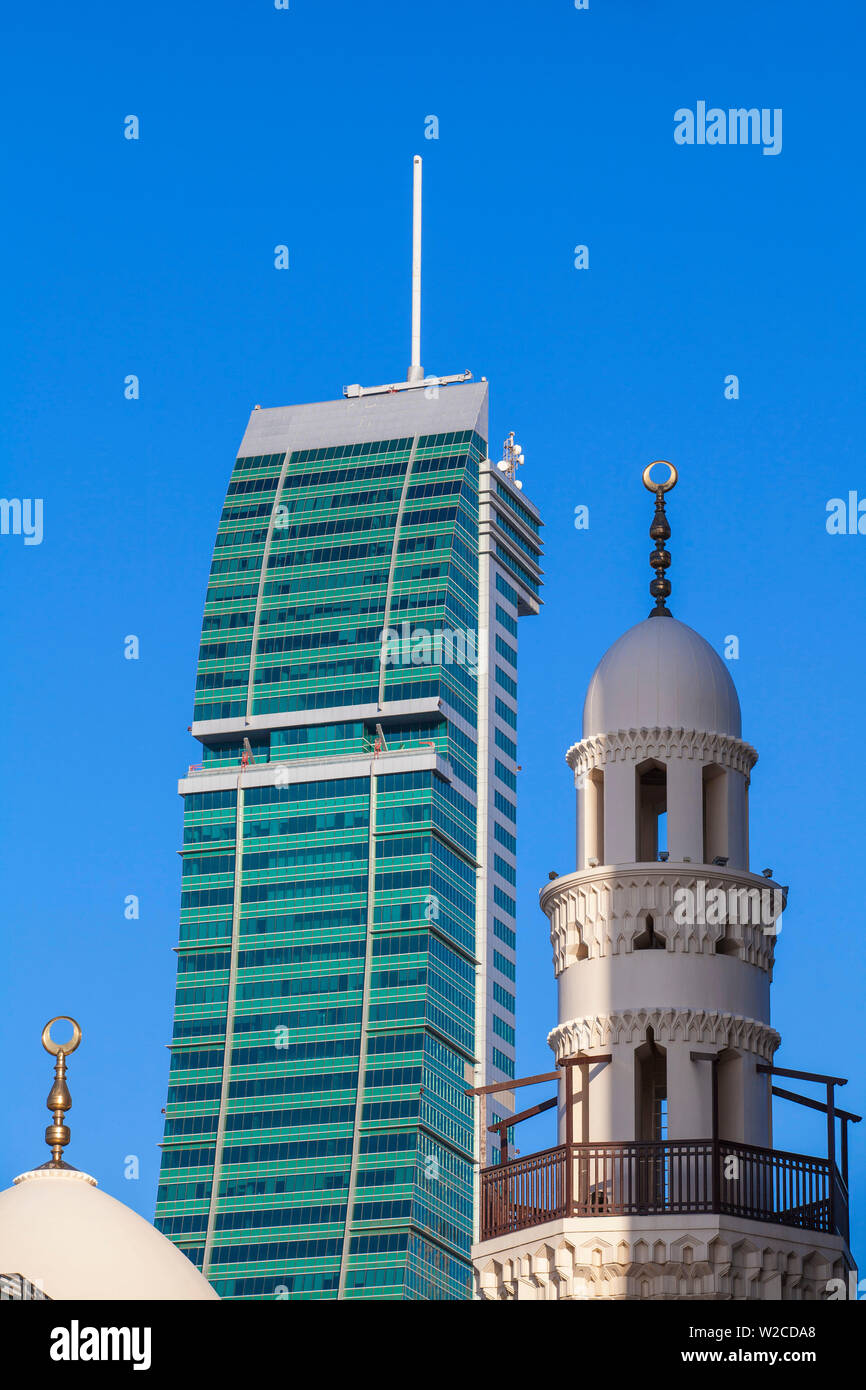 Bahreïn, Manama, Bahrain Financial Harbour, Harbour Towers et Mosquée Yateem Banque D'Images