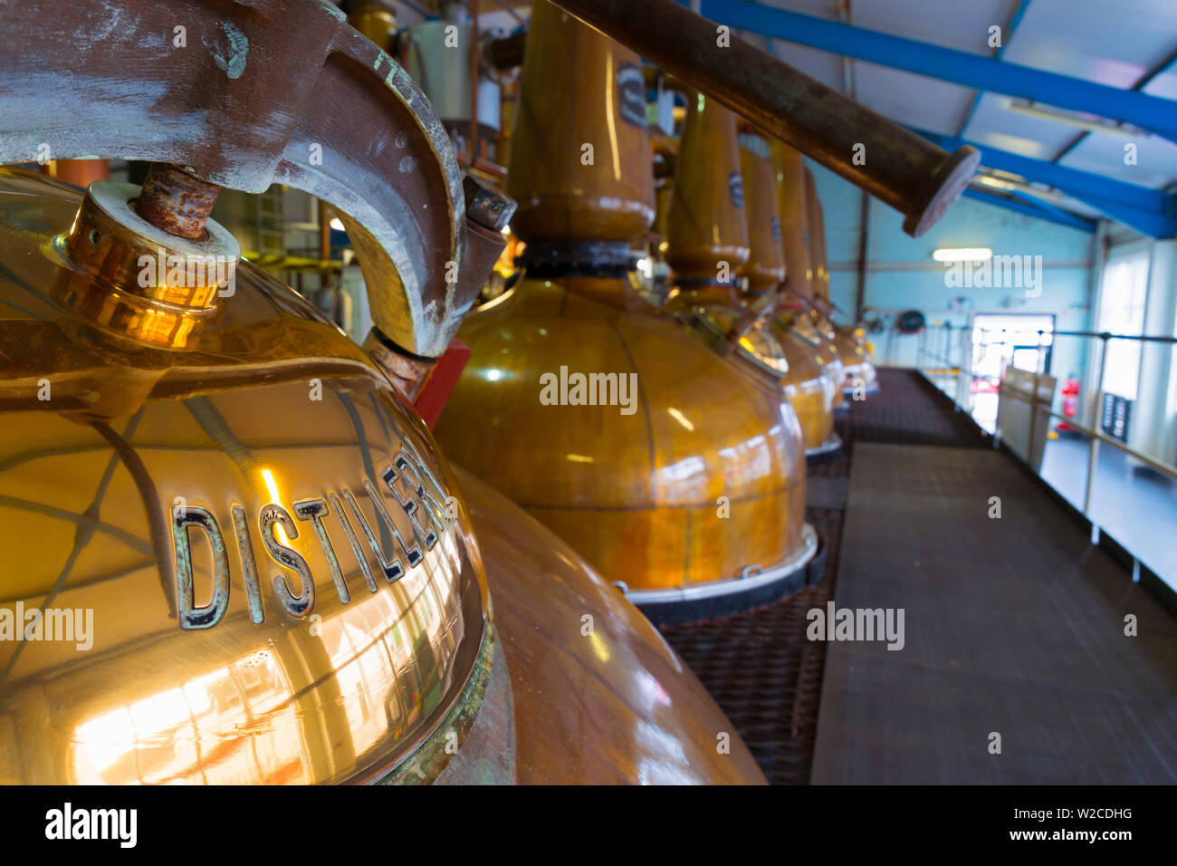 Royaume-uni, Ecosse, Argyll et Bute, Islay, Laphroaig Whisky Distillery, alambics en cuivre Banque D'Images