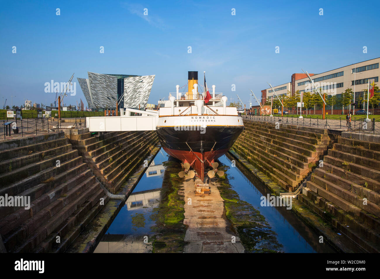 Royaume-uni, Irlande du Nord, Belfast, le SS Nomadic - Offres pour le Titanic et le dernier navire de la White Star Line infront du Titanic Belfast museum Banque D'Images