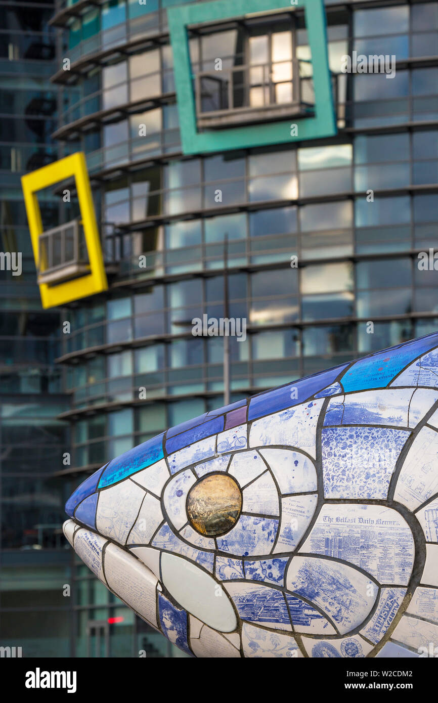 Royaume-uni, Irlande du Nord, Belfast, Donegall Quay, le gros poisson sculpture par John gentillesse en face de la construction de bateaux Banque D'Images