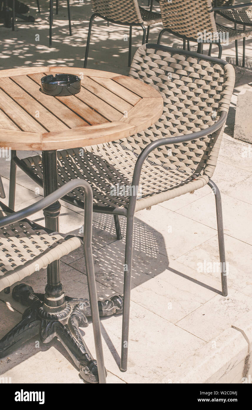 Terrasse restaurant européen sur la rue d'été. Banque D'Images