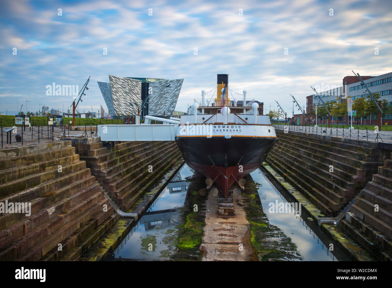 Royaume-uni, Irlande du Nord, Belfast, le SS Nomadic - Offres pour le Titanic et le dernier navire de la White Star Line infront du Titanic Belfast museum Banque D'Images