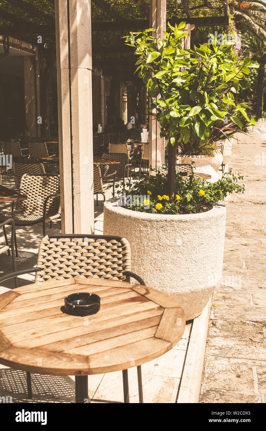 Terrasse restaurant européen sur la rue d'été. Banque D'Images