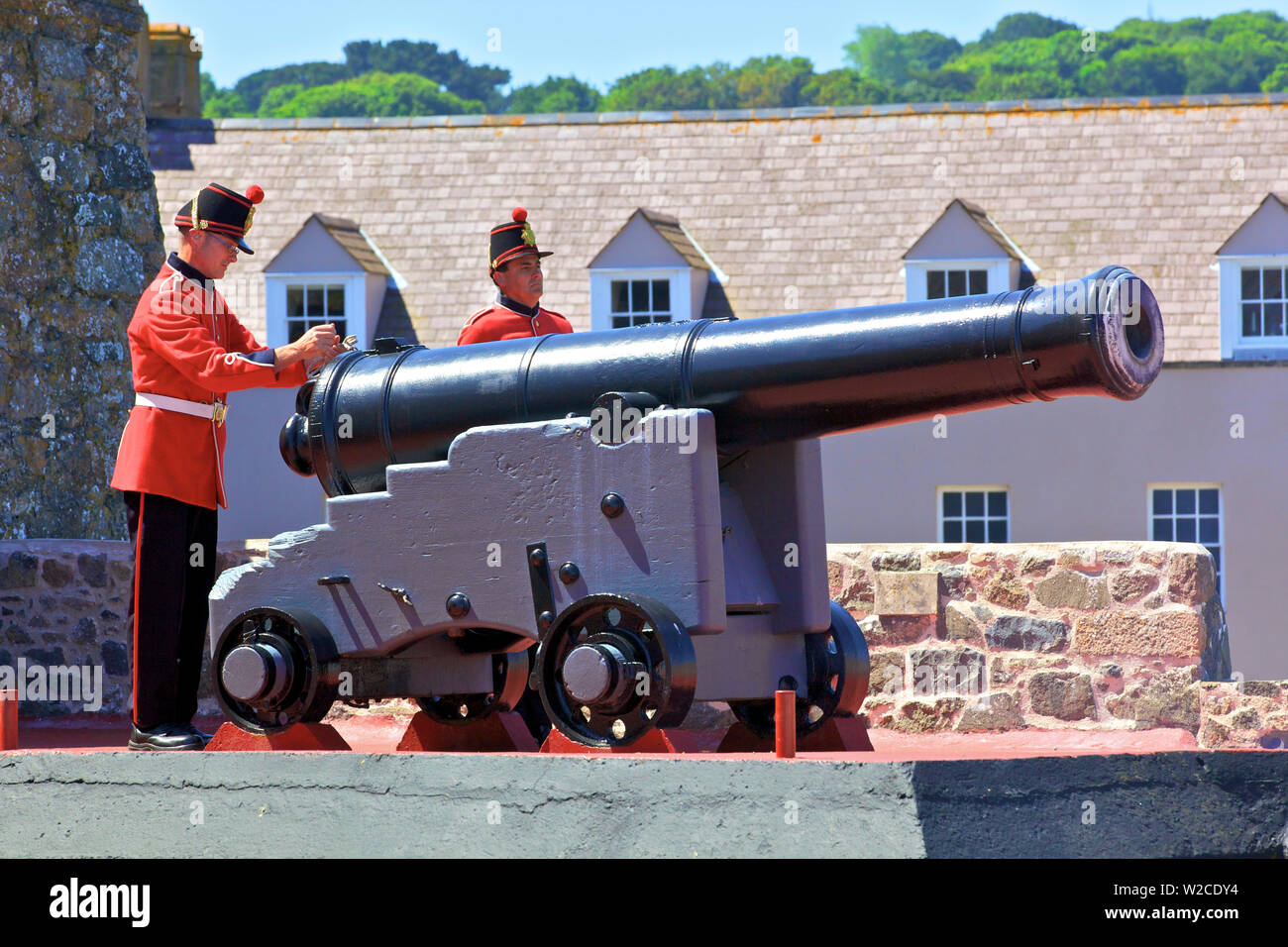Le tir des armes à feu de jour à midi au château Cornet, St Peter Port, Guernsey, Channel Islands Banque D'Images