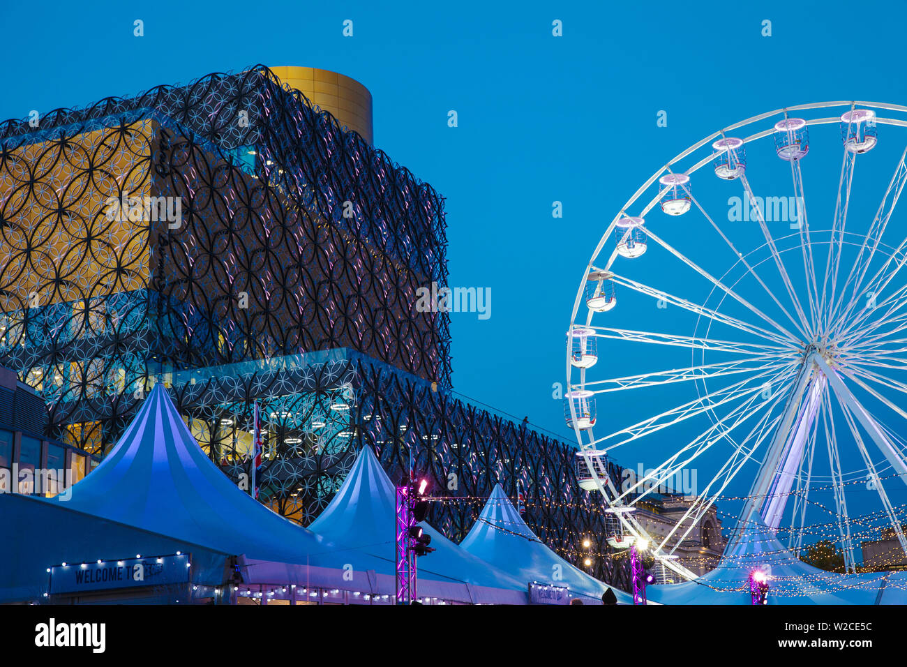 Royaume-uni, Angleterre, West Midlands, Birmingham, rue Large, Centenary Square, Grande Roue en face de la Bibliothèque de Birmingham , - une des plus grandes bibliothèques publiques dans le monde Banque D'Images