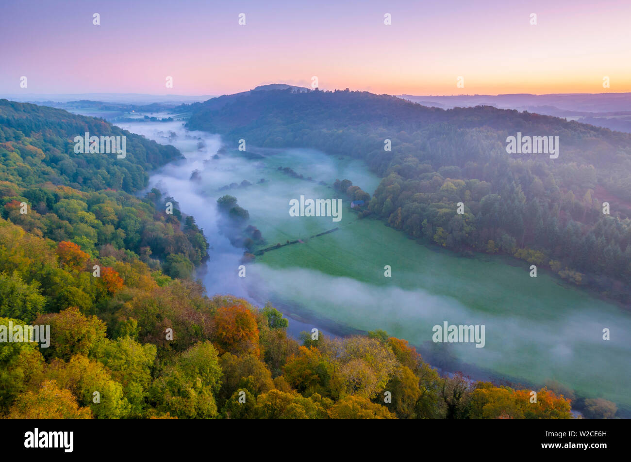 Royaume-uni, Angleterre, Herefordshire, vue vers le nord le long de la rivière Wye Symonds Yat Rock Banque D'Images