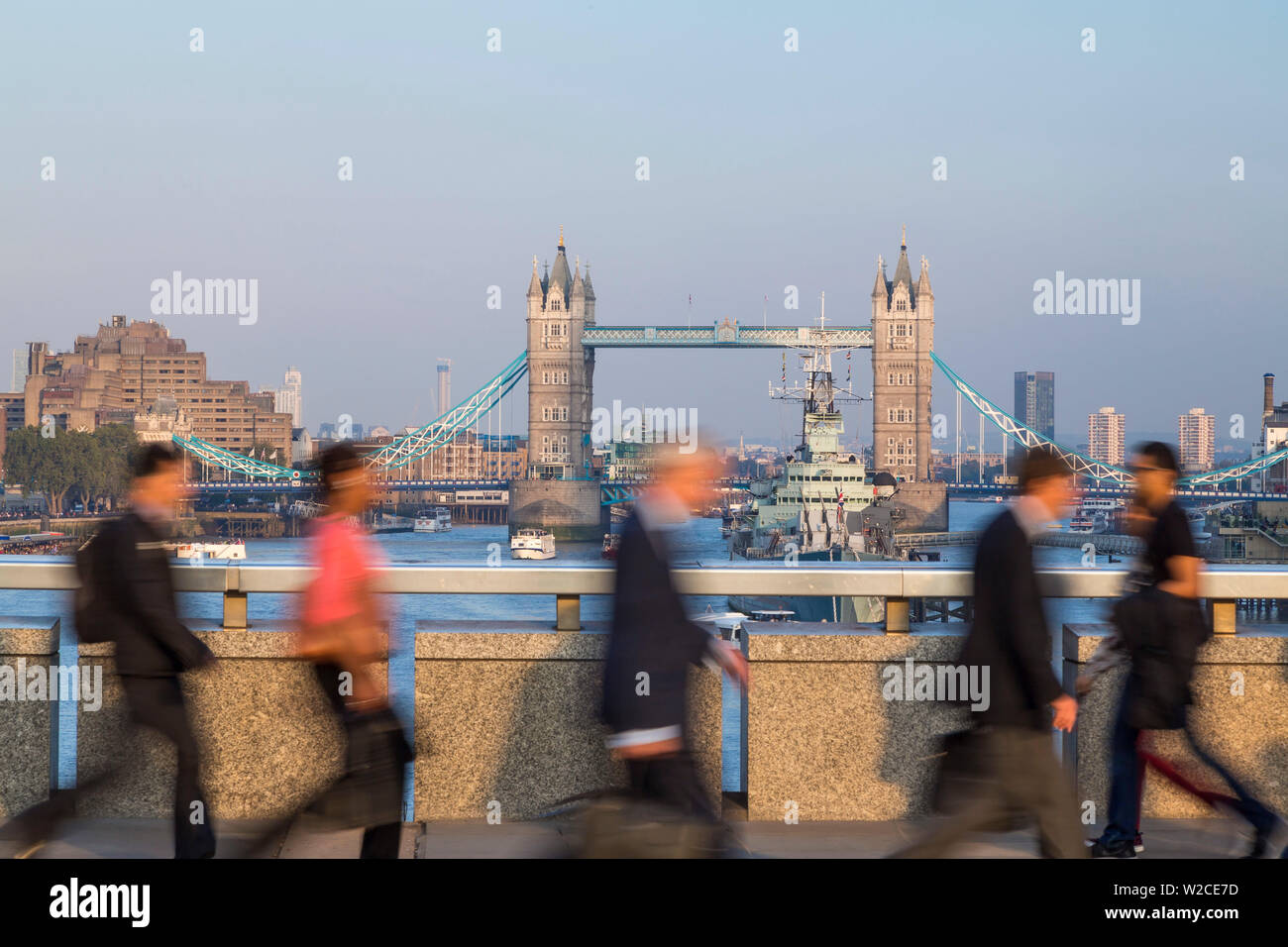 Les navetteurs traversant le pont de Londres avec le Tower Bridge derrière, Londres, Royaume-Uni Banque D'Images