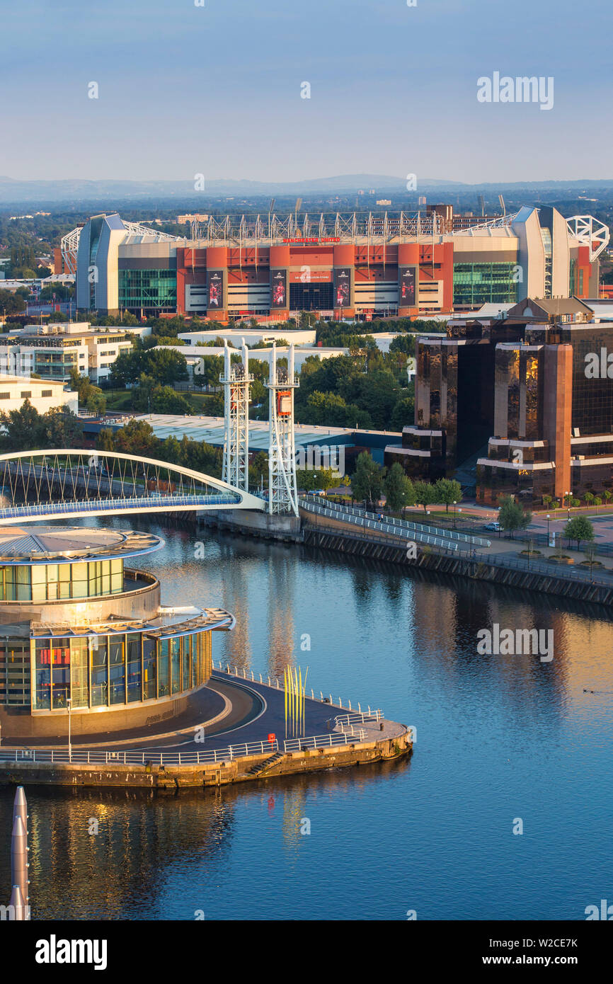 Royaume-uni, Angleterre, Manchester, Salford, vue de Salford Quays en regardant vers le théâtre Lowry, Millennium Bridge aussi connu sous le pont Old Trafford et Lowry Banque D'Images