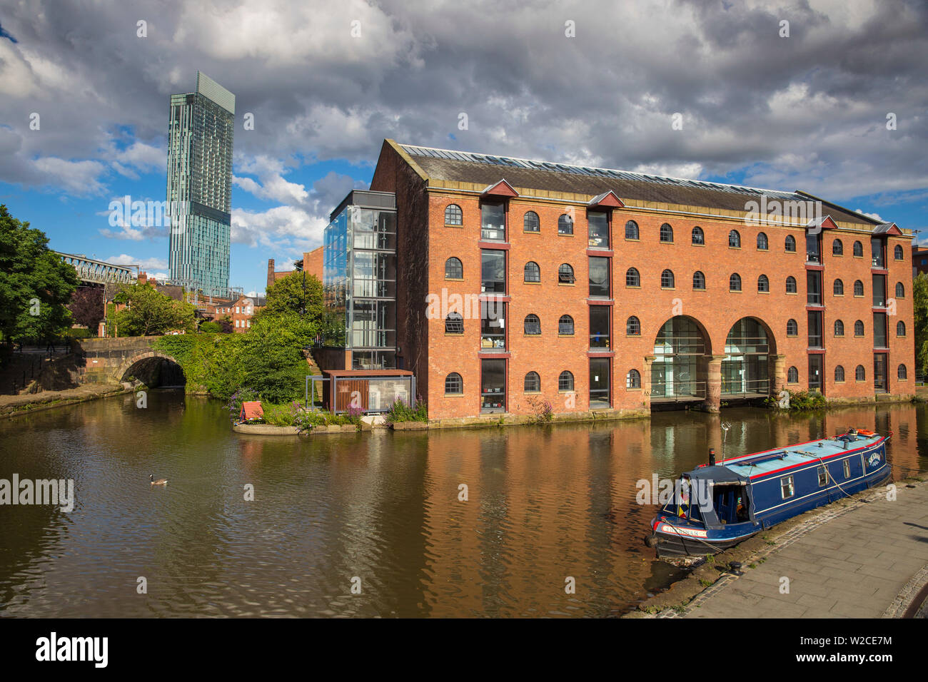 Royaume-uni, Angleterre, Manchester, 874-6448, 1761 Canal de Bridgewater â€" le premier véritable système de canaux, dans l'arrière-plan est la Beetham Tower également connu sous le nom de Hilton Tower Banque D'Images