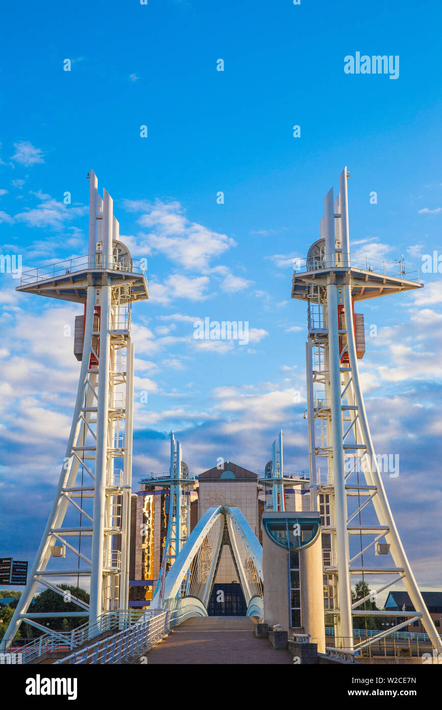 Royaume-uni, Angleterre, Manchester, Salford, Salford Quays, Millennium Bridge aussi connu sous le pont sur le Lowry Manchester Ship Canal Banque D'Images