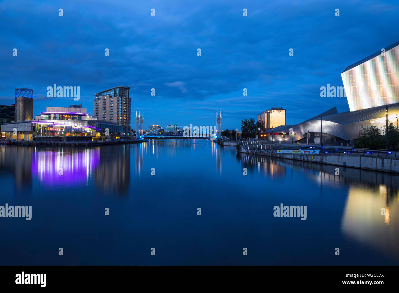 Royaume-uni, Angleterre, Manchester, Salford, Salford Quays, Lowry theatre, Millennium Bridge aussi connu sous le pont, Lowry Quay West à MediaCity UK et de l'Imperial War Museum North Banque D'Images