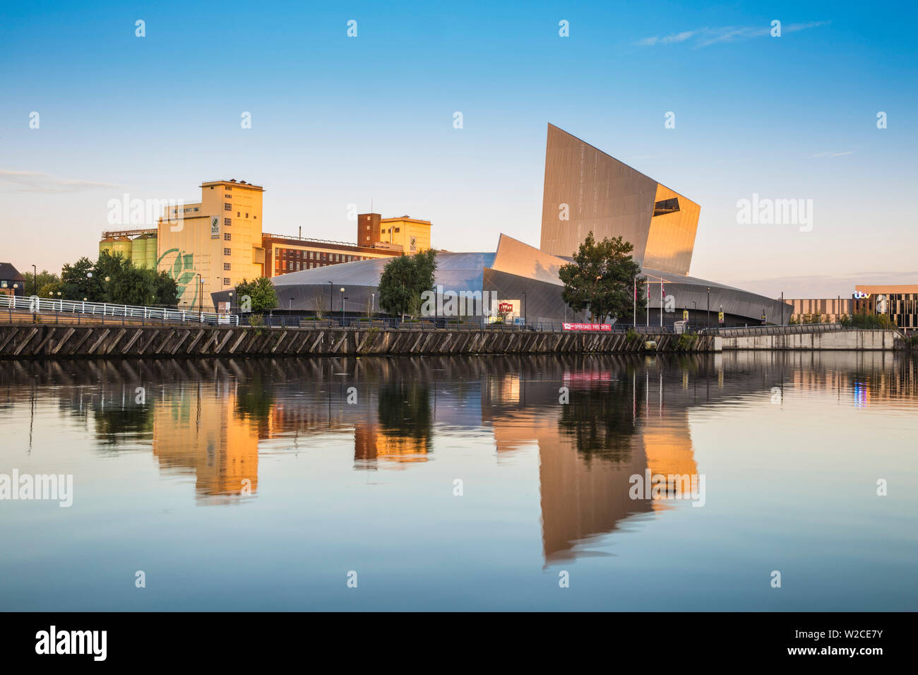 Royaume-uni, Angleterre, Manchester, Salford, Salford Quays, Imperial War Museum North, RANK HOVIS et bâtiment studios ITV Banque D'Images