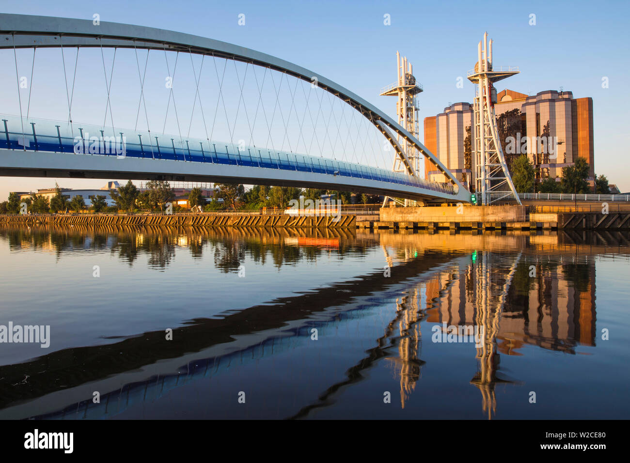 Royaume-uni, Angleterre, Manchester, Salford, Salford Quays, Millennium Bridge aussi connu sous le pont et Lowry Quay West à MediaCity UK Banque D'Images
