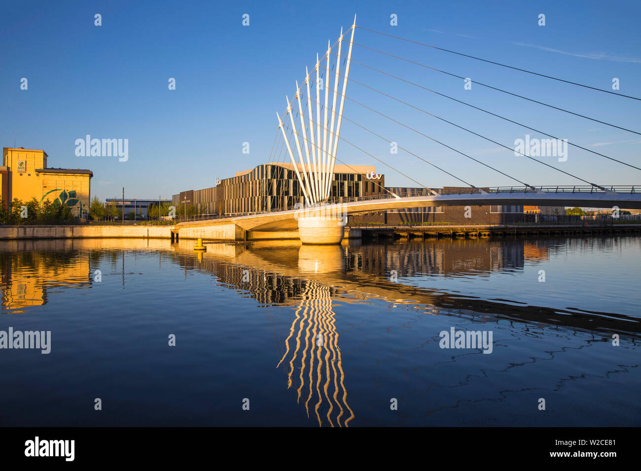 Royaume-uni, Angleterre, Manchester, Salford, Salford Quays, ITV studios et Media City passerelle avec bâtiment Hovis rang vers la gauche Banque D'Images