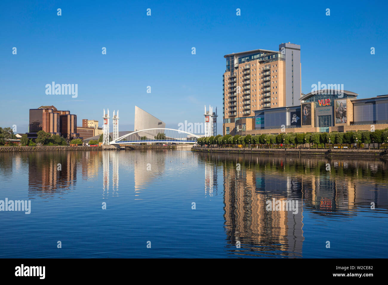 Royaume-uni, Angleterre, Manchester, Salford, vue de Salford Quays, quai ouest à MediaCity UK, l'Imperial War Museum North, Millennium Bridge aussi connu sous le pont et le Lowry Lowry outlet mall (de gauche à droite) Banque D'Images